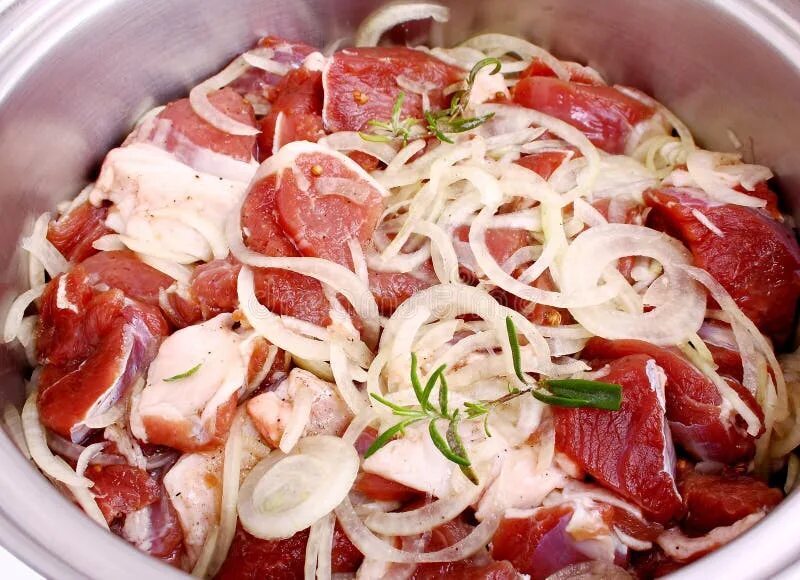 Маринованное мясо. Варено маринованное мясо. Маринад для шашлыка из свинины. Замаринованный шашлык. Маринованное мясо.