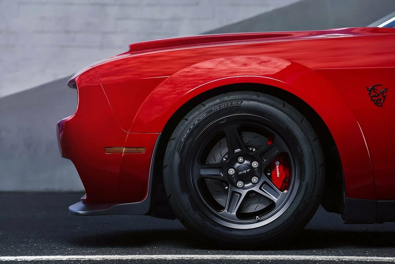 Диски челленджер. Dodge challenger srt demon диски. dodge challenger srt demon 2018. dodge challenger srt demon колёс. dodge challenger srt колесо.