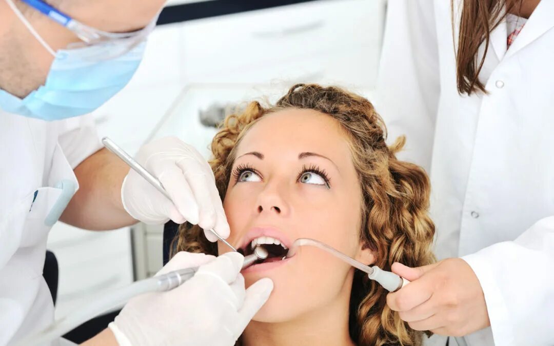 Удаление зуба. Лечение зубов хирургия. Лечение зубов мудрости. Удалять или лечить зуб.