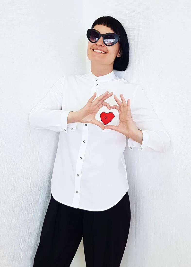 Блузка с сердечками женская. Белая рубашка с сердечками. Рубашка с красными сердечками. Блузка с сердечками. Рубашка с мелким принтом.