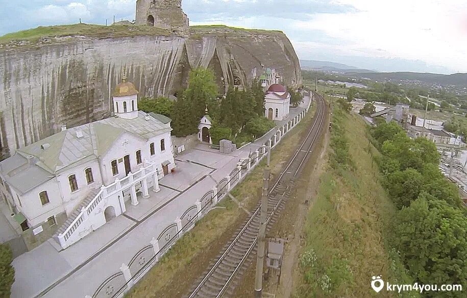 Телефоны инкермана. Инкерманский монастырь в Крыму. Пещерный город Инкерман. Храм в Инкермане Крым. Район Инкерман Севастополь.