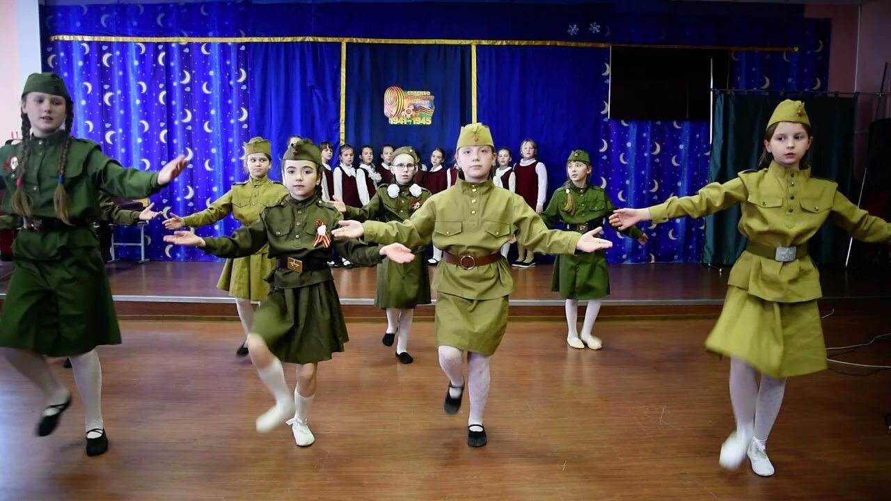 Катюша хор. Девочка поет про войну. День победы катюша. Выступление катюша. Выступление под катюшу.