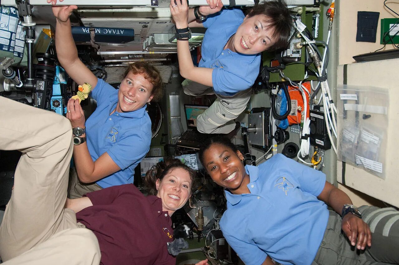 Женщины на орбите. Трейси Колдвелл на МКС. Женщины космонавты на МКС. Женщина космонавт в космосе. Девушка на МКС.