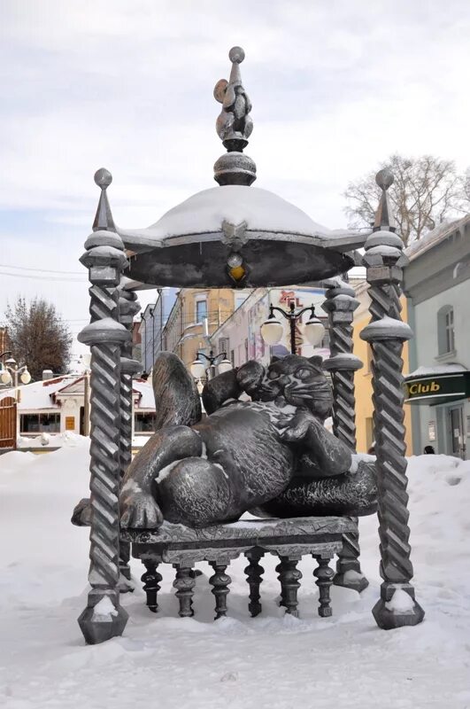 Кот в казани на улице баумана. Памятник коту Казанскому улица Баумана. Памятник коту Казанскому в Казани улица Баумана. В Казани памятник коту Алабрыс. Алабрыс кот Казанский.