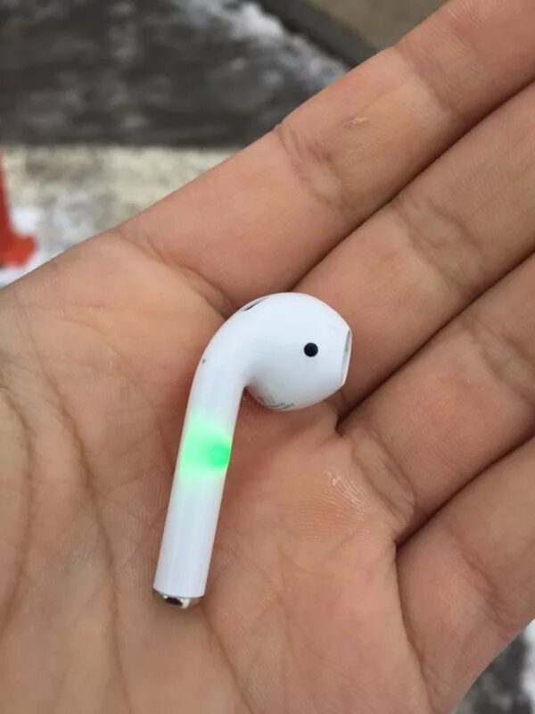 Наушник мигает и не подключается. Правый наушник Apple AIRPODS 2. AIRPODS 2 огонек внутри. Аирподс 2 с индикатором внутри. AIRPODS 2 Wireless зеленый.