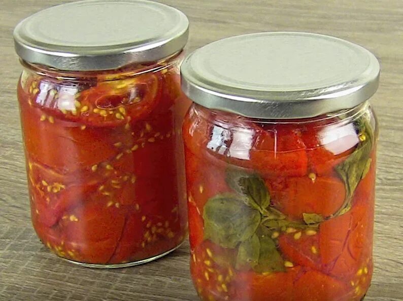 Рецепт вкусных помидор с базиликом на зиму. Томаты с базиликом на зиму. помидоры в собственном соку с базиликом. помидоры консервированные с базиликом на зиму. помидоры с базиликом и чесноком на зиму.