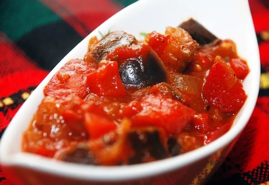 Как вкусно потушить баклажаны с помидорами. Айлазан (овощное рагу). овощное рагу в томатном соусе. баклажаны тушеные с помидорами. баклажаны в томатном соусе.