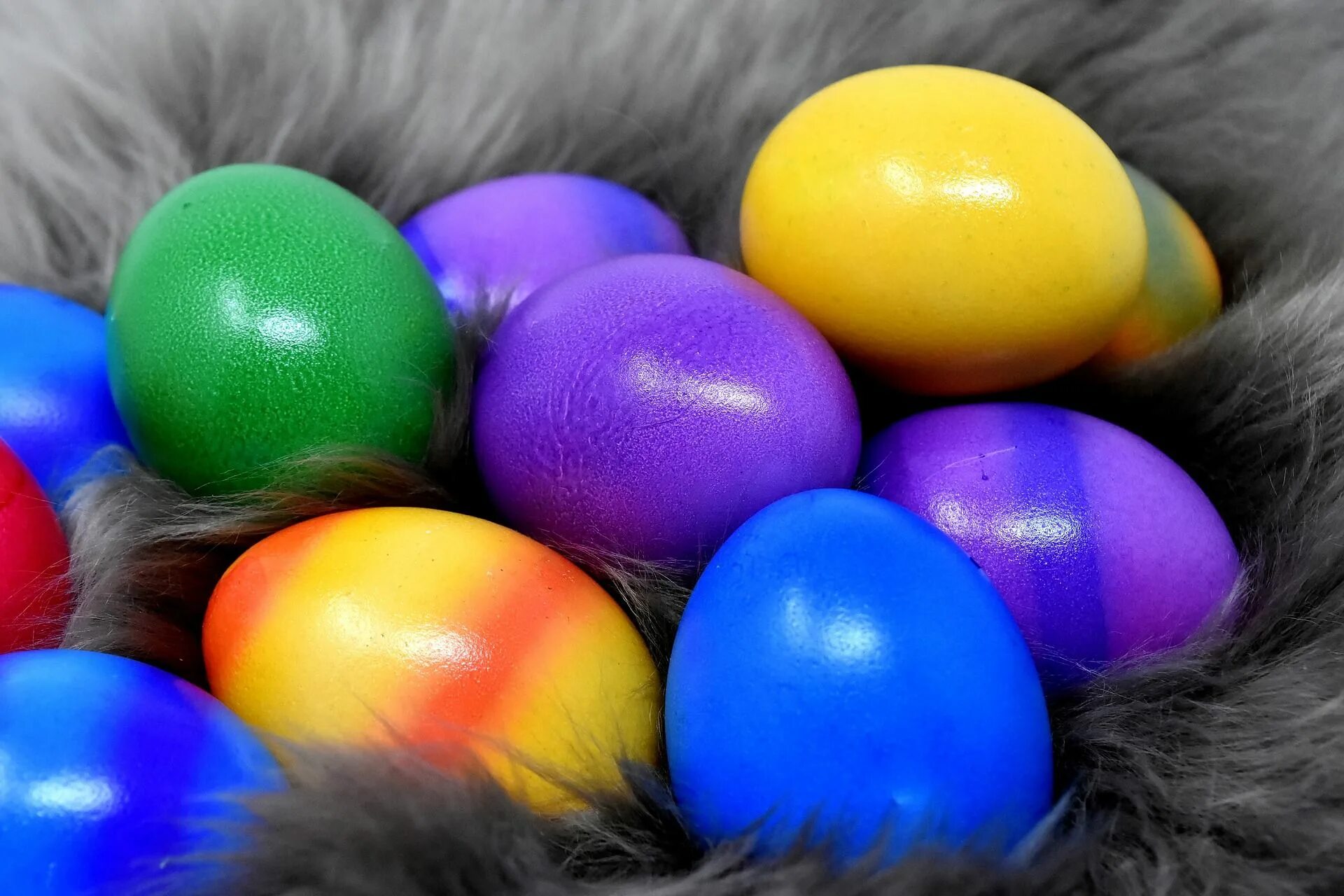 Разноцветные яйца на пасху. Цветные яйца. Пасхальное яйцо. Разноцветные пасхальные яйца.