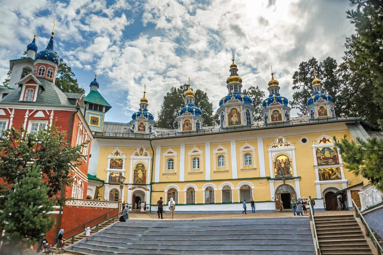 Псково печерские святые. Покровская Церковь Псково Печерский монастырь.