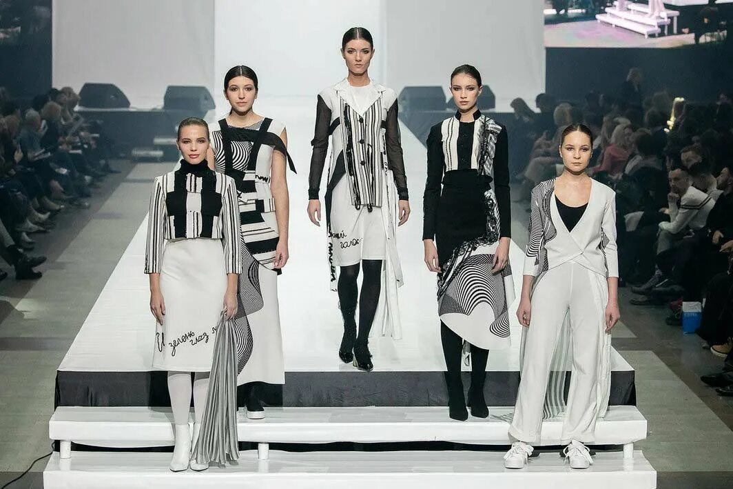 коллекции дизайнеров одежды. современные модельеры. коллекции дизайнеров одежды. модельер одежды. кендалл дженнер показ версаче 2023.