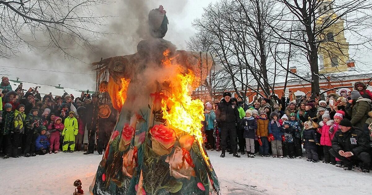 Сжигание чучела Масленицы. Чучело зимы. Масленица огонь.