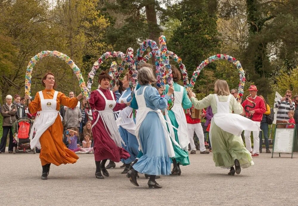 May day when. Майский праздник в Великобритании May Day. Мэй Дэй праздник. Мэй Дэй в Великобритании. Мэй Дэй праздник в Великобритании.