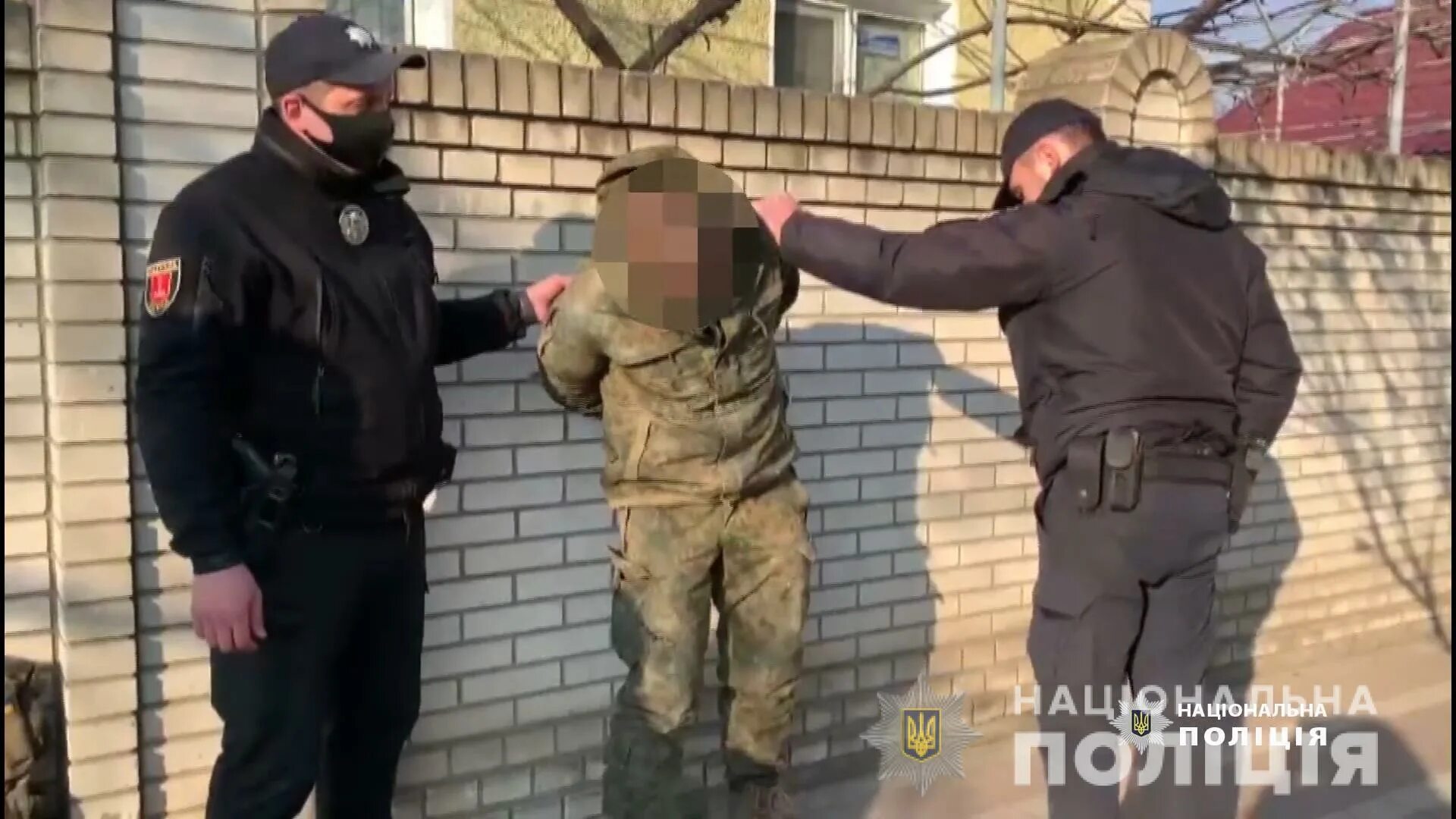 Мужчина угрожал пистолетом. Украинцы с оружием расстреливают мужика. Украинцы расстреляли прохожего. Полицейский револьвер в руке. Мужик угрожает пистолетом.