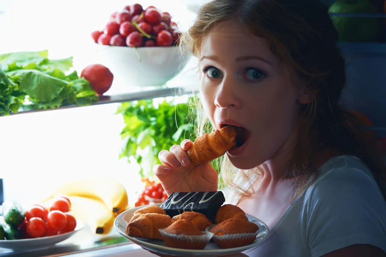 Почему сладкое после еды. Девушка перекус. Кушать сладости. Фотосессия с едой. Девушка с едой.