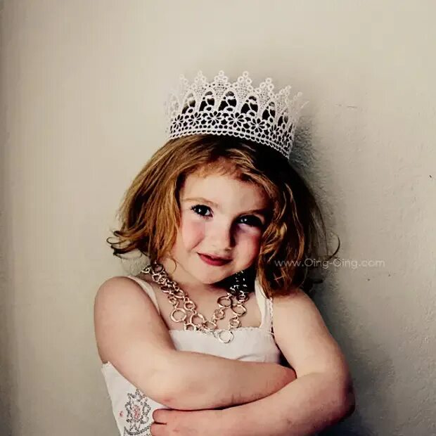 Самой маленькой принцессе. Маленькие принцессы. Девочка принцесса. Маленькая девочка с короной. Корона для девочки.