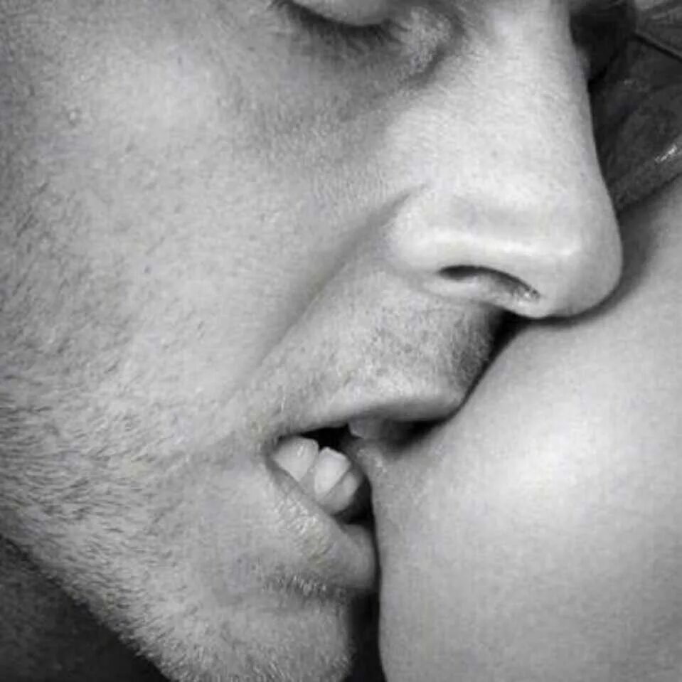 Девушка лижет язык парня. Нежный поцелуй. Кусает грудь. Страстный поцелуй. Языком по телу.