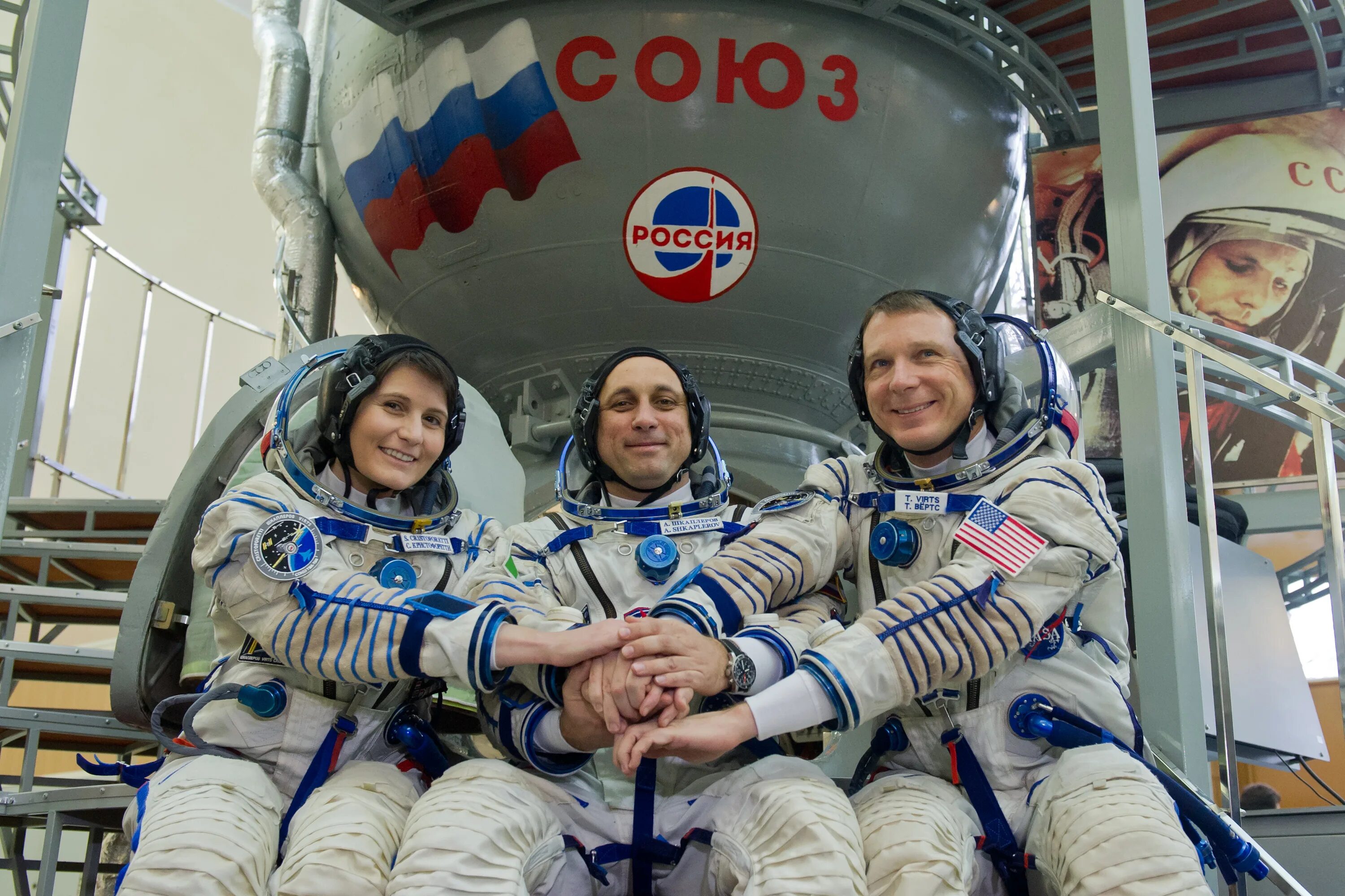 Российские космонавты находящиеся в космосе. Международный экипаж МКС. Современная космонавтика. Международные экипажи в космосе. Современные космонавты.