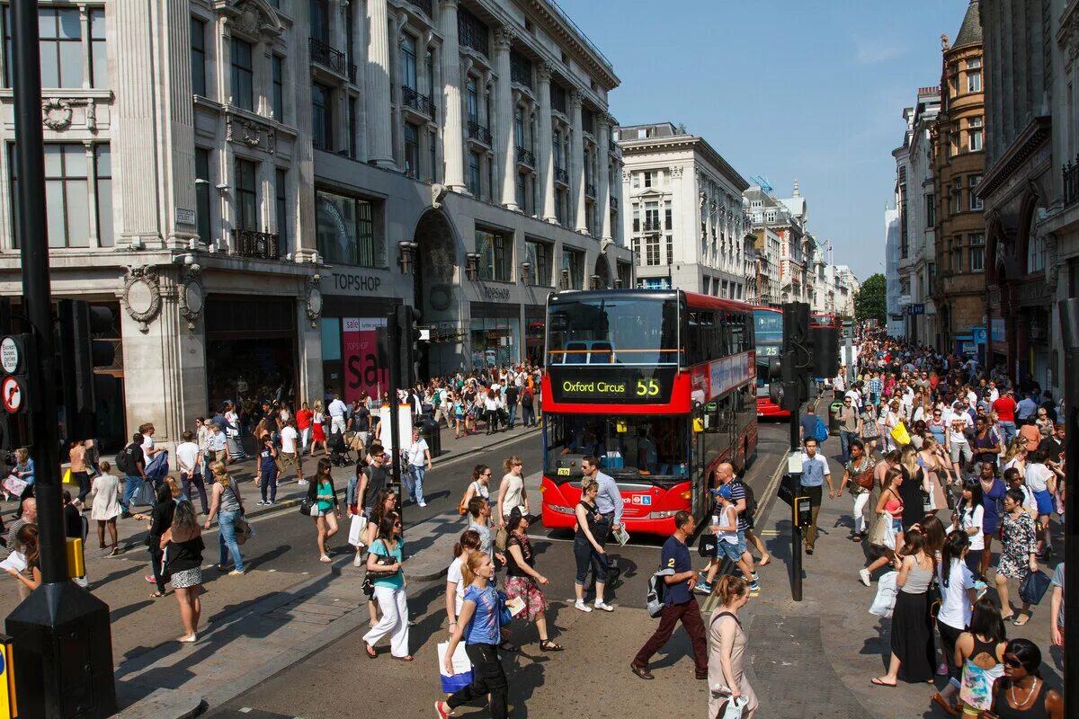 Оксфорд-стрит в Лондоне. Великобритания Оксфорд стрит. Oxford Street в Лондоне. Оксфорд стрит (англ. Oxford Street).