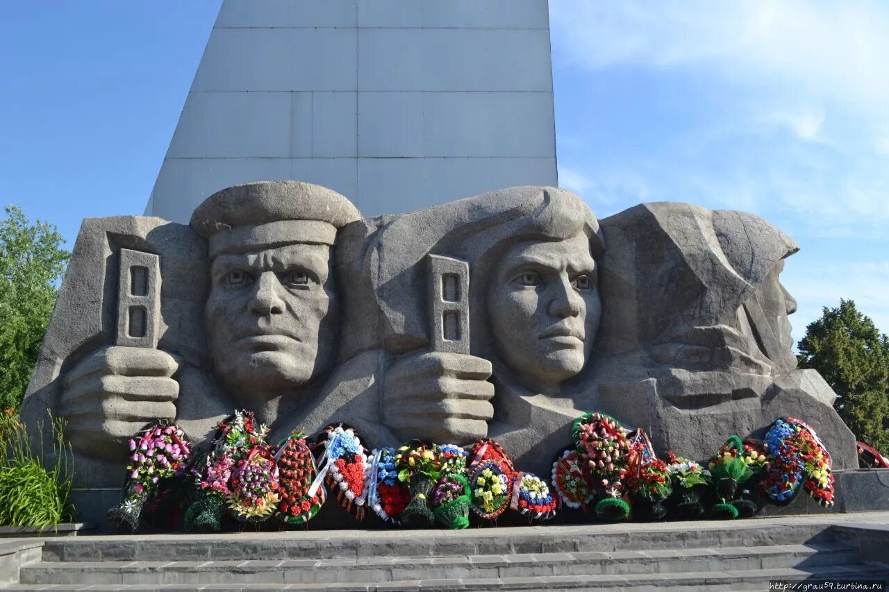памятники исторических войн. мемориал крепость герой брест. памятные места великой отечественной. памятник на площади победы воронеж. вечный огонь балашов.