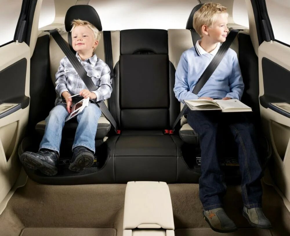 Обязан ли пассажир. Volvo booster seats. пристегнутый ремень безопасности. пассажир автомобиля. пассажир на заднем сидении.