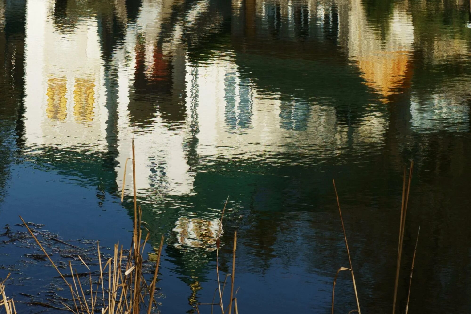 Картинки отражающиеся. Монастырский пруд в старой Руссе. Лебедянь монастырский пруд. Отражение в воде. Красивые отражения в воде.