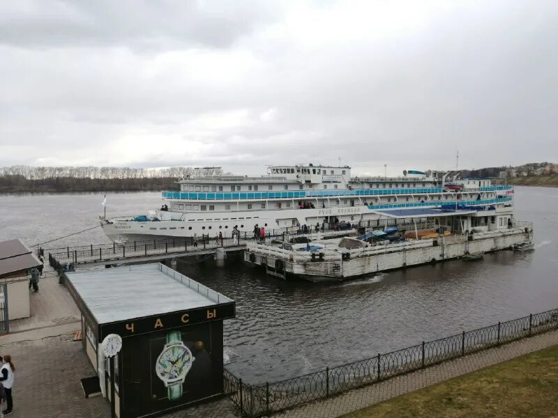 теплоход апрель