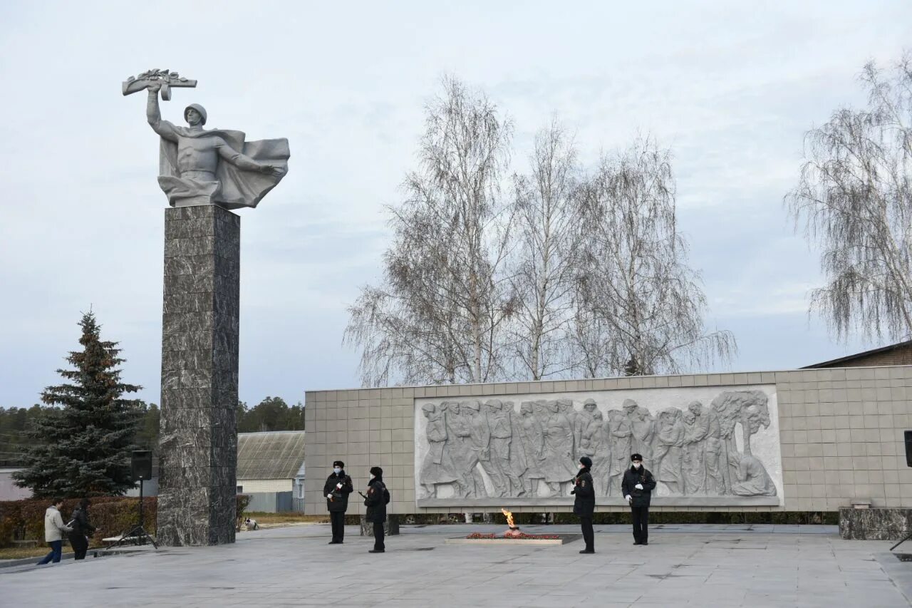 Площадь города Никольска Пензенской области. Никольск Пензенская область Советская площадь. Памятники города Никольска Пензенской области. Памятник в Никольске Пензенской области. Сайт никольск пензенской области никольск