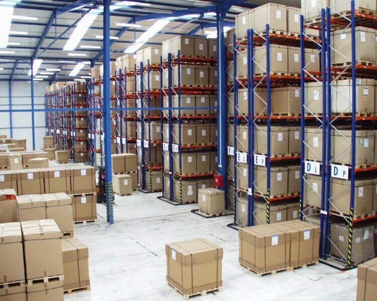 Хранение транспортирование реализация продукции. Паллеты с продукцией на складе. Упакованный стеллаж. Переработка и хранение продукции. Фура с фруктами.