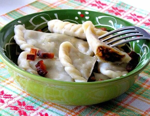 Вареники с капустой и грибами. Вареники с грибами. Вареники со шкварками и грибами. Вареники с капустой свежей. Пельмени с груздями.