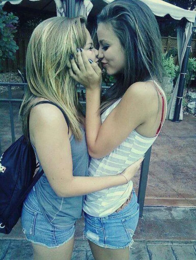 Лесбиянство молодых. Девушки целуются. Юные подруги. Поцелуй двух девушек. Девушки целуют друг друга.