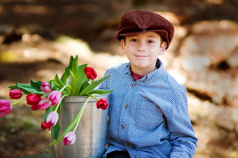 Очаровательный мальчик. Мальчик с тюльпанами на улице. Маленький мальчик с тюльпанами. Мальчик с тюльпанами фотосессия. Прелестный мальчик.