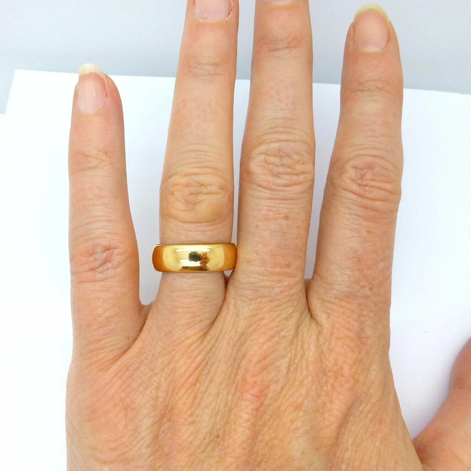 Широкое обручальное кольцо на пальце. Широкое обручальное кольцо на руке. Широкое кольцо на палец. Толстое обручальное кольцо мужское. Толстое золотое кольцо