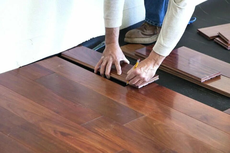 Террасная доска bruggan multicolor smoke white. Пол 51. Гостиная с деревянным полом. Светлый интерьер гостиной с темным ламинатом. Черный ламинат в интерьере.