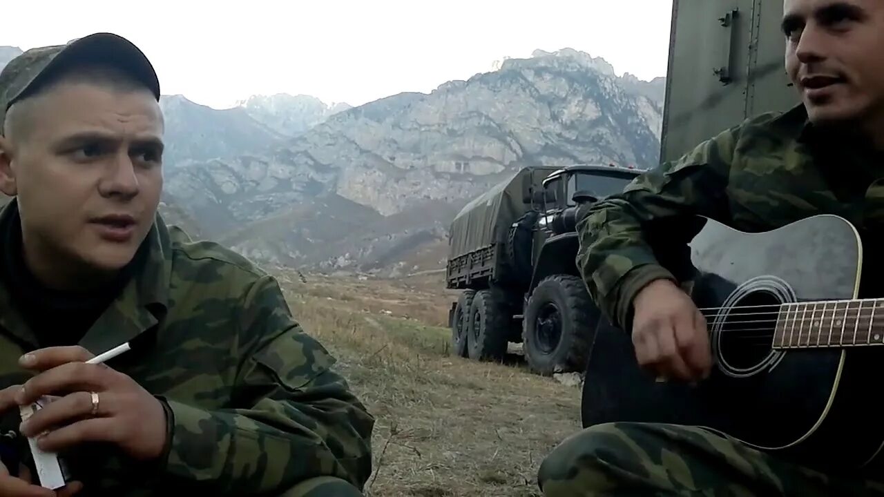 Парень с гитарой и девушка. Под гитару я твоя. Под гитару я твоя. Аккорды песен. Под гитару я твоя.