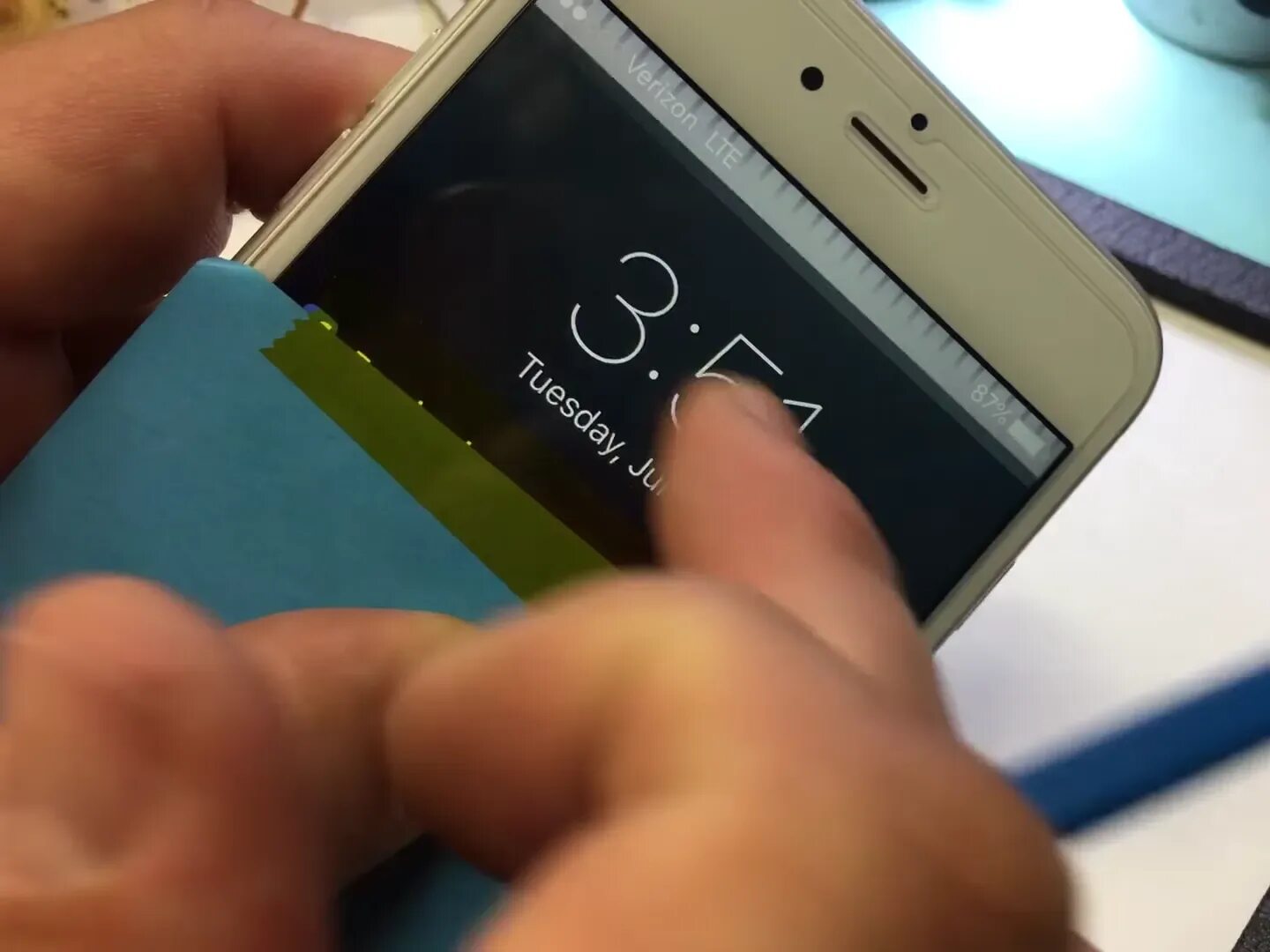 Мерцание экрана телефона. Полосит дисплей iphone 6. Айфоны с плоскими экранами. Экран телефона. Полоски на экране телефона.