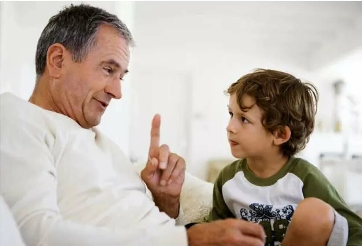 Папа хочет слушать. Родители объясняют ребенку. Взрослый объясняет ребенку. Отец объясняет ребенку. Родители запрещают ребенку.