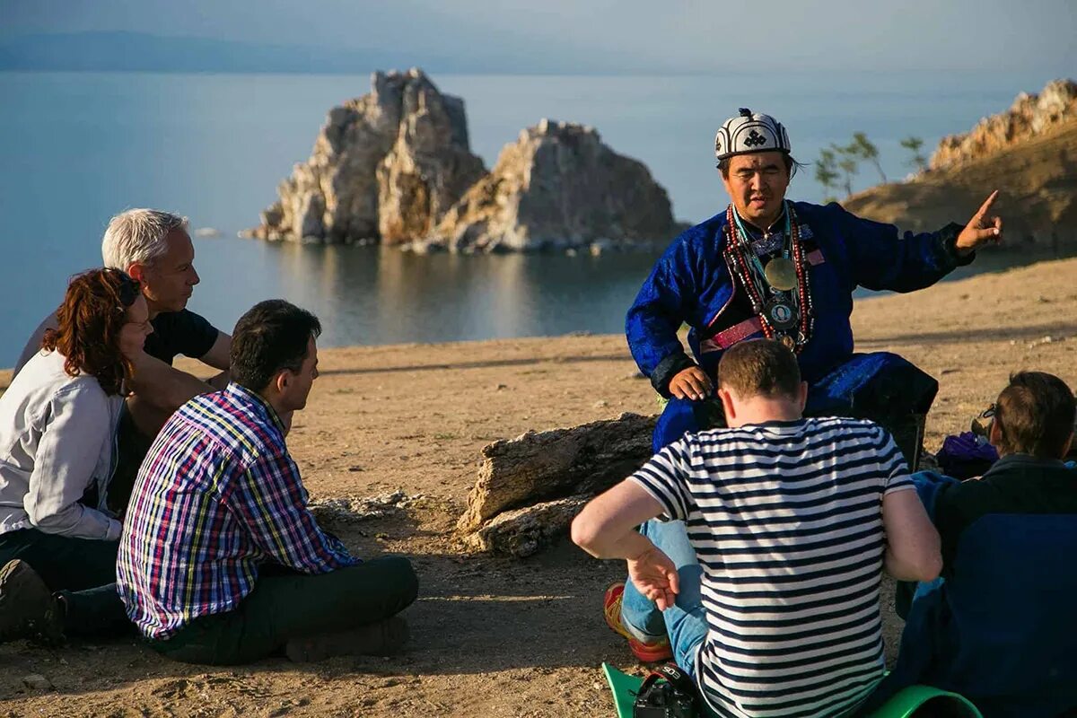 На чем путешествуют туристы на принцевых островах. Туристы на Байкале. Шаманы на Ольхоне. Путешествие на Ольхон. Люди на Байкале летом.