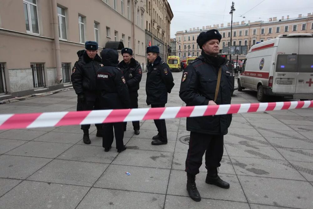 Полиция имеет право проводить оцепление участков. Группа оцепления мвд. оцепление полиции. оцепление территории. оцепление здания.