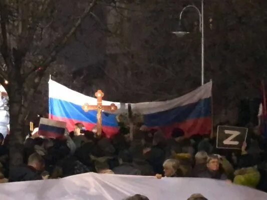 Как россия помогла сербии. Митинг в Сербии. Сербы митинг в поддержку России. Митинг с флагами России. Русские митинги в Сербии.