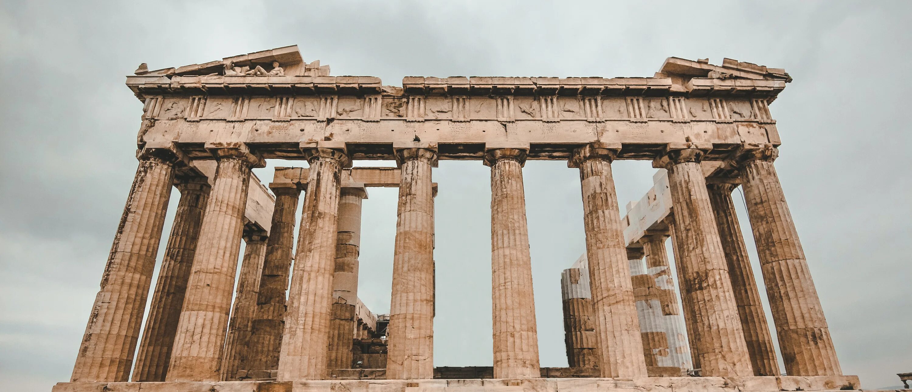 Какой храм афин посвящен. Храм Афины в Аттике. Афинские архитектура Doric. Древнегреческий храм расположенный на афинском Акрополе. Афинские колонны.