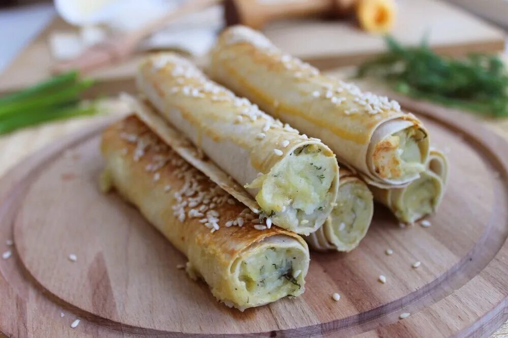 Лаваш в трубочке. Трубочки с мясом в духовке. Трубочки с капустой. Трубочки из детства. Пирожки трубочки.