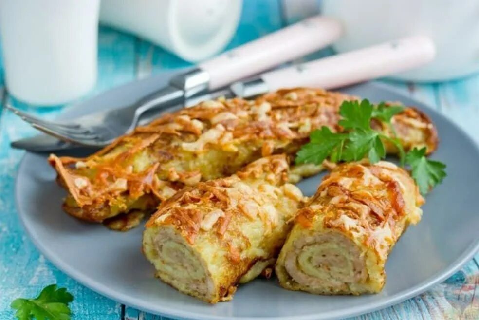 Рулет из картофеля. Картофельные рулетики с куриным фаршем. картофельный рулет с куриным фаршем. картофельный рулет с фаршем в духовке. драники с курицей.