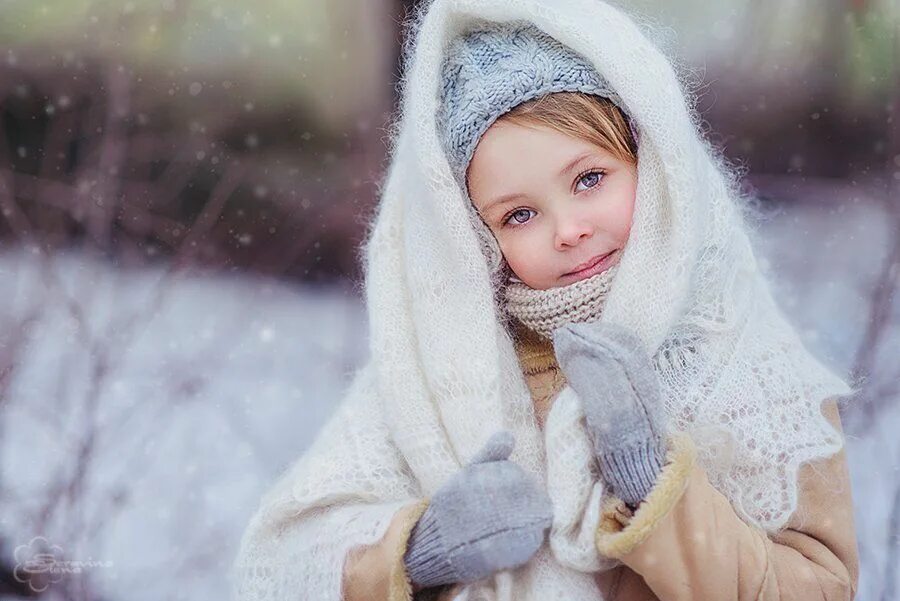 Девушка в шарфе. Дети в снегу. Теплый маленькие девочки. Укутанный ребенок зимой. Теплый маленькие девочки.