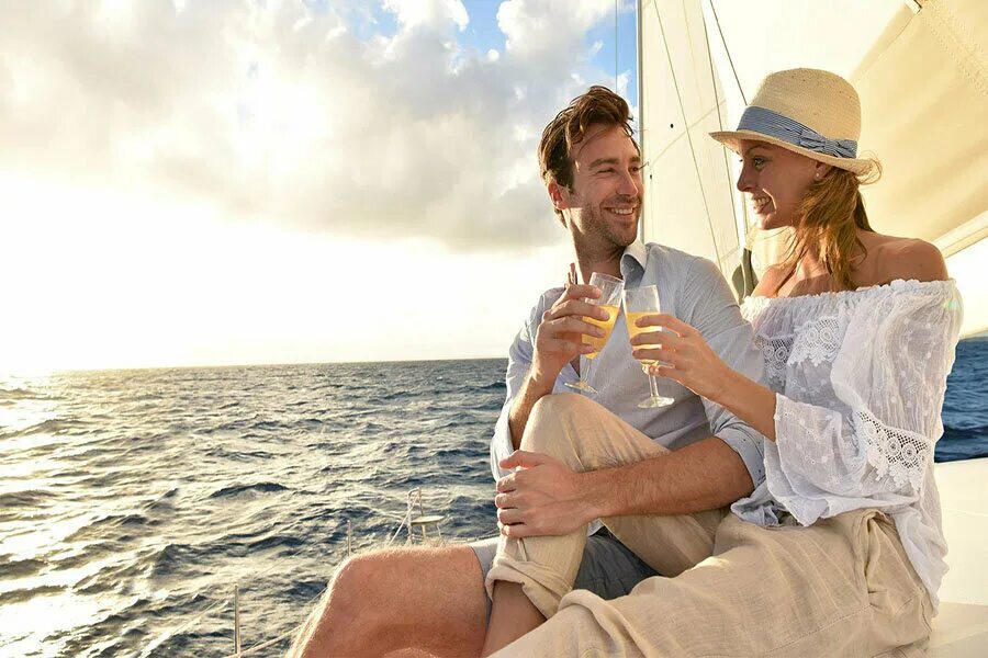 Пара на море со спины. Romantic ship. Корабль романтика. Свадебная фотосессия на катере. Пара на закате у моря.
