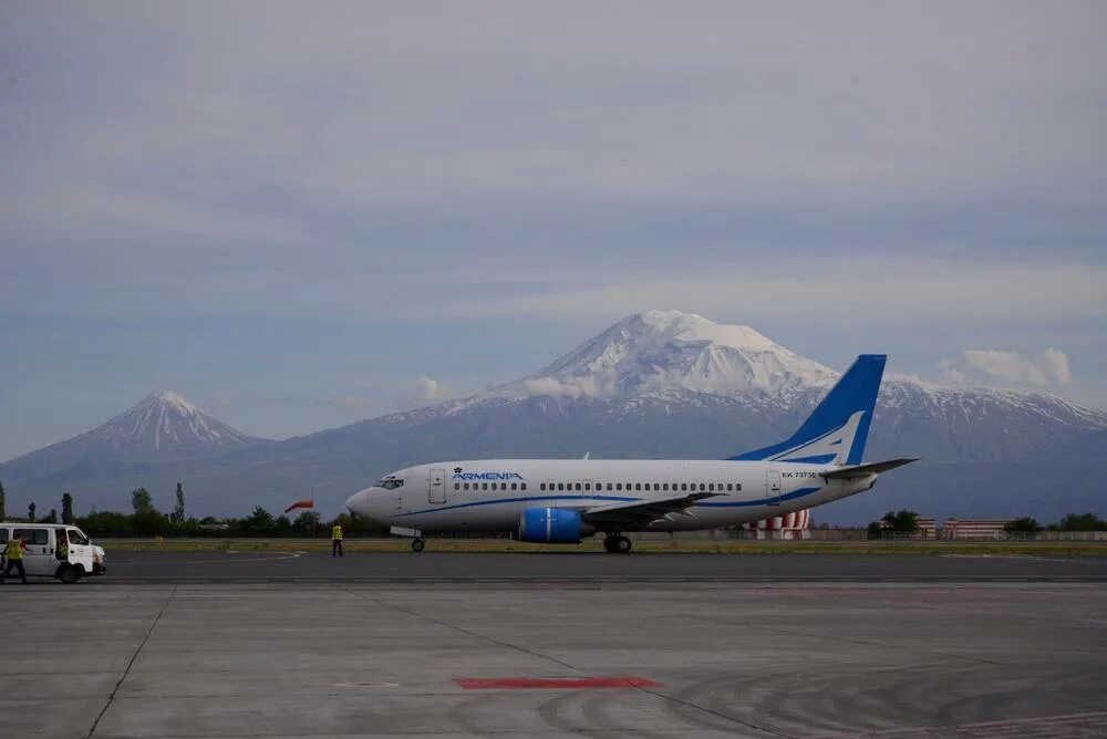 Авиакомпания Армения Boeing 737. Боинг 737 Армения авиакомпания. Боинг 737 армянские авиалинии. Armenia Aircompany самолеты. Улететь в ереван