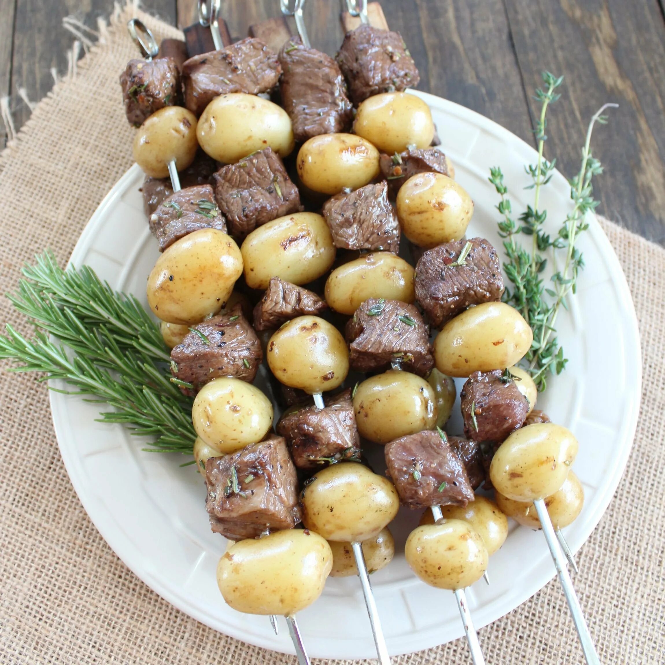 Потушить шашлык. Шашлык с картошкой. шашлык с картошечкой. фаршированный картофель на костре. шашлык мясо с картошкой.
