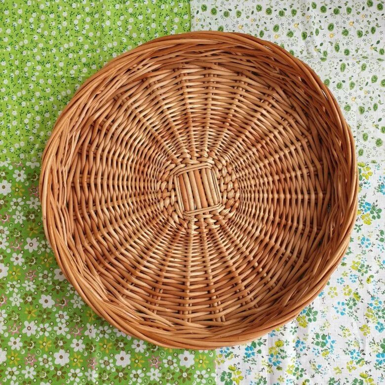 Подносы из бумажной лозы в интерьере. Плетеные изделия. Поднос из лозы. Плетеный поднос с ручками. Поднос плетеный из лозы.