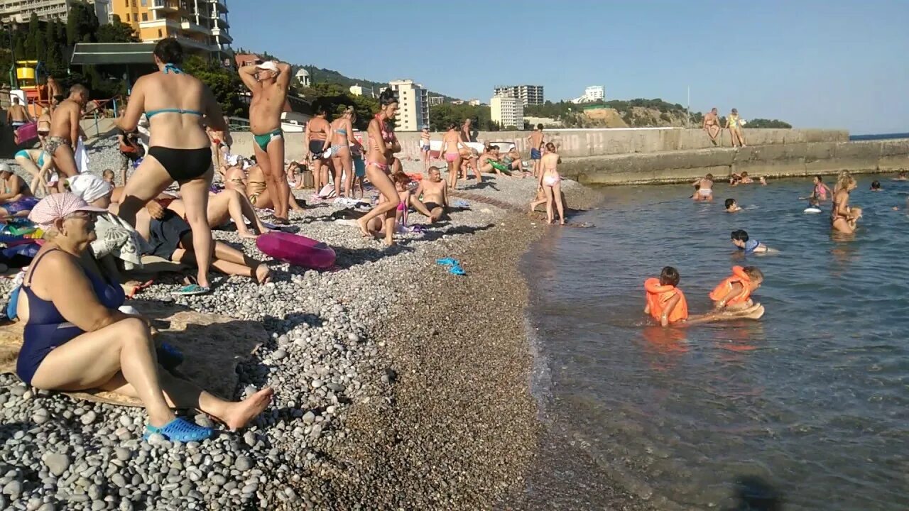 В евпатории пляжи размывает. Евпатория пляж лазурный. Санаторий родник пляж. Санаторий мисхор пляж. Мирный евпатория пляж.
