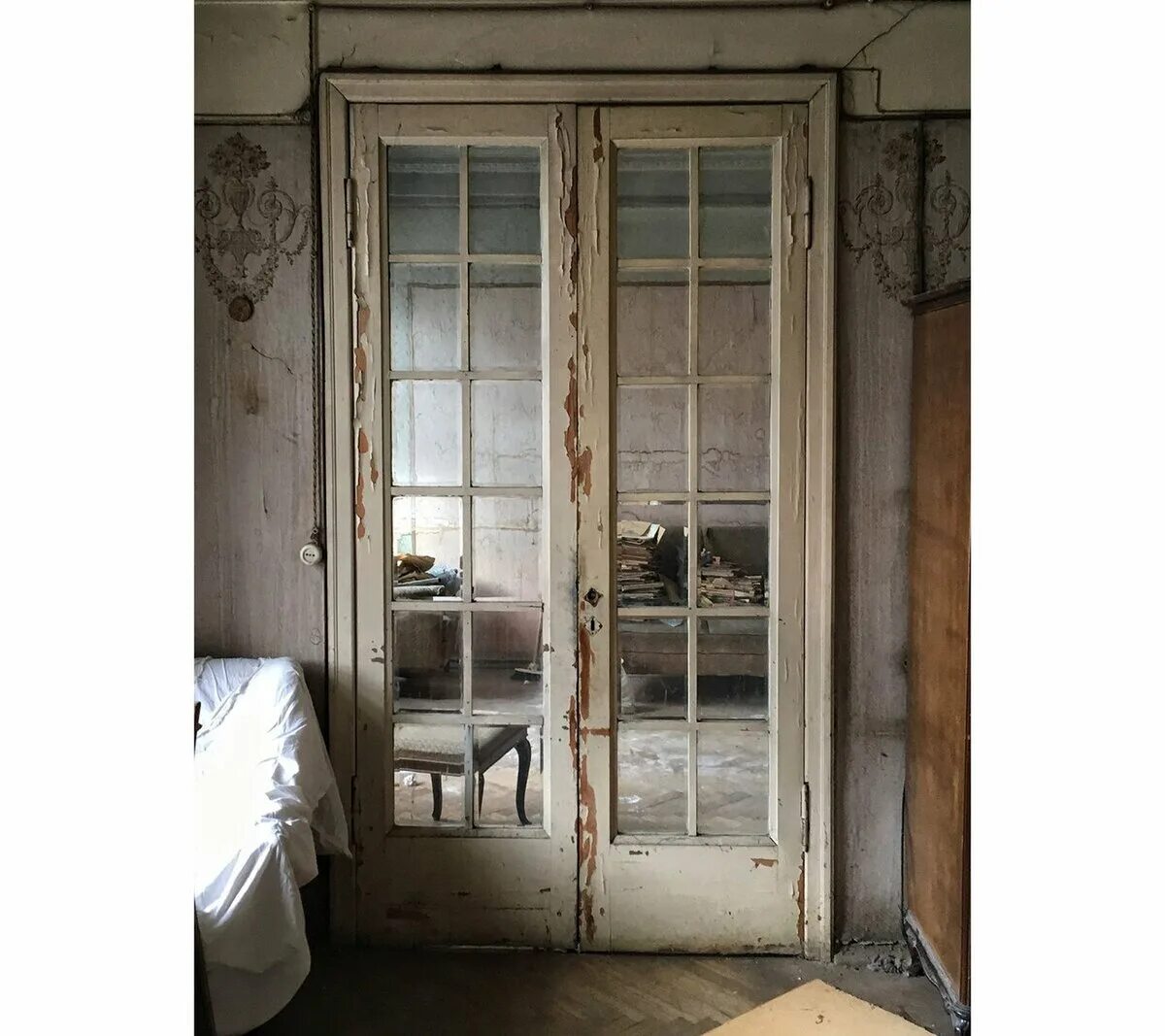 Двери старый фонд спб. Парадные питера. Советские межкомнатные двери. Старые двери петербурга. Дверь входная старый фонд.