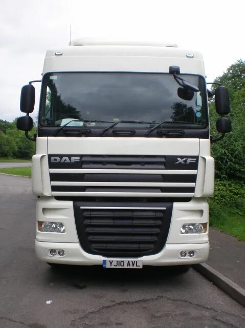 Лобовое стекло даф 95. Daf cf85 стекло лобовое. стекло лобовое даф 105. фура даф на белом фоне.